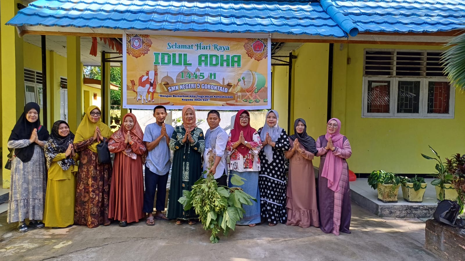 Moment Idul Adha 1445 H bersama  ibu Kepsek dan anggota kelompok Qurban 